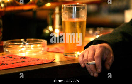 Ein Einheimischer im Dog Inn in Ewyas Harold in der Nähe von Hereford widersetzt sich offen dem Rauchverbot und dem Rauchen im öffentlichen Haus am ersten Tag der neuen Gesetzgebung. Stockfoto