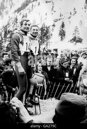 (L-R) der dreifache Goldmedaillengewinner Jean Claude Killy aus Frankreich backt In der Bewunderung der heimischen Menge als Landsmann Guy Periat gratuliert dem Sieger Stockfoto