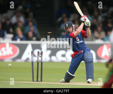 Cricket - NatWest One Day International Series - England / West Indies - Lord's. Englands Kapitän Paul Collingwood wird von Fidel Edwards von West Indies für eine Ente gesäubert Stockfoto