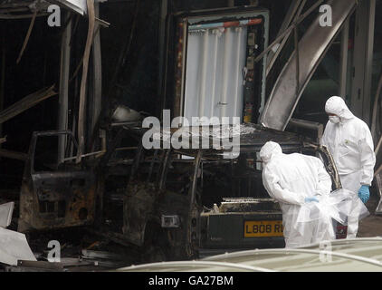 Polizei forensische Beamte am Ort des gestrigen dramatischen Angriffs auf das Terminalgebäude am Flughafen Glasgow. Stockfoto