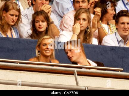 Der britische Prinz Harry, rechts, sitzt mit seiner Freundin Chelsy Davy während des Benefizkonzerts zur Erinnerung an Diana, Prinzessin von Wales, an ihrem 46. Geburtstag im Wembley Stadium, London. Stockfoto
