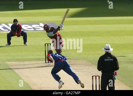 Der westindische Schlagmann Fidel Edwards trifft auf einen hohen Schuss, der von Englands Paul Collingwood durchbogt wurde, der ihn während der NatWest Series One Day International in Lord's, London, rausrannte. Stockfoto