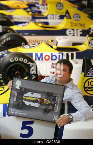 Der F1-Fernsehpundit und ehemalige Rennfahrer Mark Blundell bringt die neuen Royal Mail Grand Prix-Marken in der Donington Grand Prix Collection auf den Markt. Auf der gezeigten 78-p-Marke ist Nigel Mansells 1986 Williams FW11 zu sehen. Stockfoto