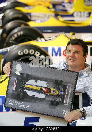 Der F1-Fernsehpundit und ehemalige Rennfahrer Mark Blundell bringt die neuen Royal Mail Grand Prix-Marken in der Donington Grand Prix Collection auf den Markt. Auf der gezeigten 78-p-Marke ist Nigel Mansells 1986 Williams FW11 zu sehen. Stockfoto