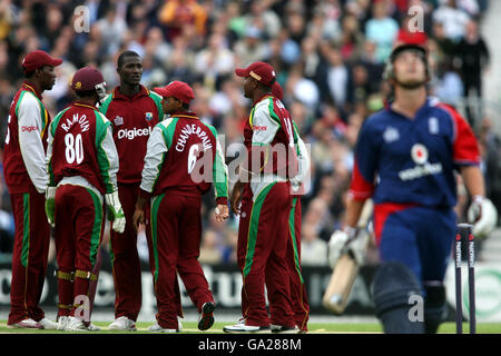 Cricket - NatWest International Twenty20 - England / West Indies - The Brit Oval. West Indies-Spieler feiern, dass sie das Wicket von Jonathan Trott (rechts) aus England nehmen, der das Feld niedergeschlagen verlässt Stockfoto