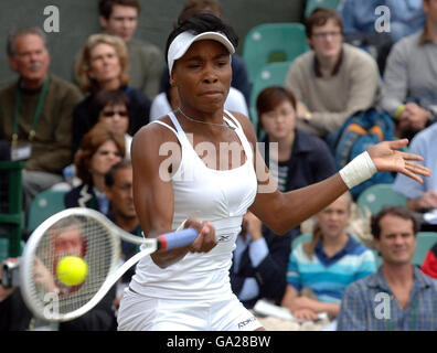 Tennis - Wimbledon Championships 2007 - Tag 7 - All England Club. Venus William aus den USA im Einsatz gegen Akiko Morigami aus Japan während der All England Lawn Tennis Championship in Wimbledon. Stockfoto