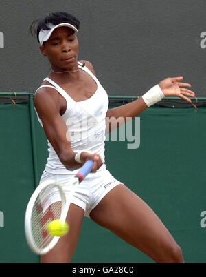 Tennis - Wimbledon Championships 2007 - Tag 7 - All England Club. Venus William aus den USA im Einsatz gegen Akiko Morigami aus Japan während der All England Lawn Tennis Championship in Wimbledon. Stockfoto