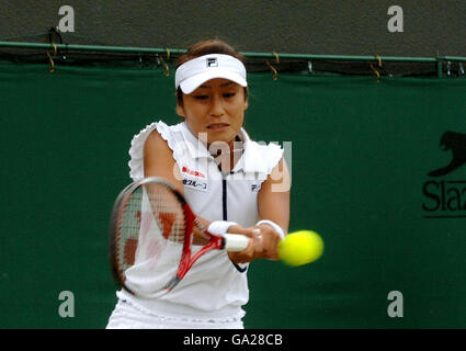 Akiko Morigami aus Japan im Einsatz gegen Venus Williams aus den USA während der All England Lawn Tennis Championship in Wimbledon. Stockfoto