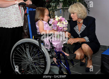 Die Herzogin von Cornwall erhält Blumen von der 7-jährigen Olivia Turner aus Quainton, Bucks während eines Besuchs, um die neuen orthopädischen Krankenhausgebäude während eines Besuchs im Nuffield Orthopaedic Center in Headington, Oxford offiziell zu eröffnen. Stockfoto