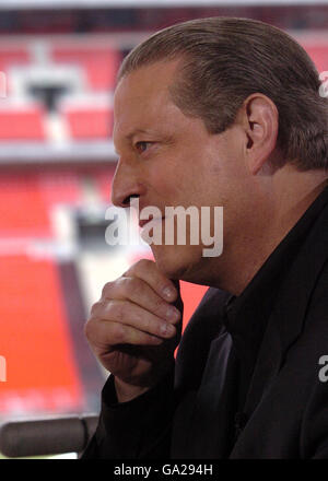 Der ehemalige US-Vizepräsident Al Gore kündigt den „Live Earth Call to Action“ im Wembley Stadium, London, an. Stockfoto