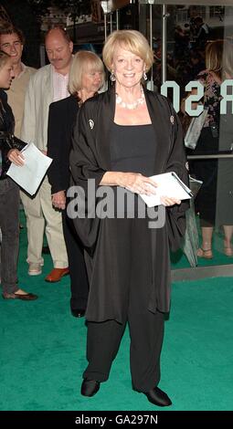 Maggie Smith kommt zur britischen Premiere von Harry Potter und dem Orden des Phönix am Odeon Leicester Square im Zentrum von London. Stockfoto