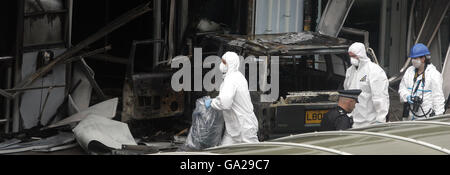 Eine allgemeine Ansicht der Polizei Forensische Offiziere am Ort des Terrors-Angriffs am Flughafen Glasgow, wo ein Auto in das Terminalgebäude gefahren wurde Stockfoto