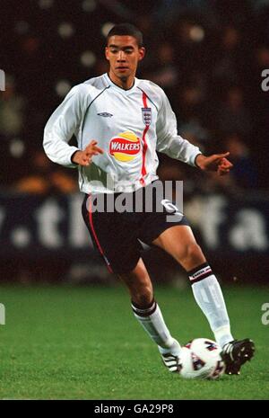 Fußball - Walkers Under-16 Internationales Turnier - England gegen Holland. Liam Fontaine, England Stockfoto