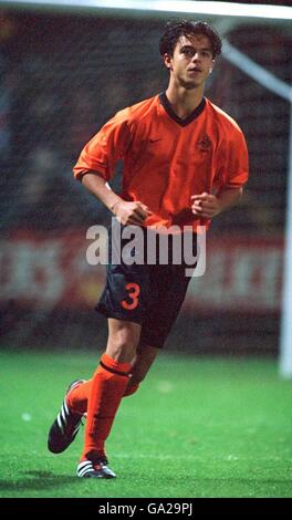 Fußball - Walkers Under-16 Internationales Turnier - England gegen Holland. Michael Timisela, Holland Stockfoto