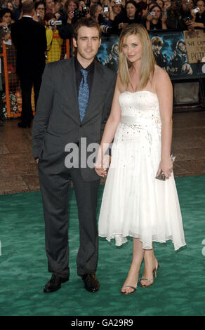 Matthew Lewis und Gast kommen zur britischen Premiere von Harry Potter und dem Orden des Phönix am Odeon Leicester Square im Zentrum von London. Stockfoto