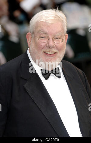 Richard Griffiths kommt zur britischen Premiere von Harry Potter und dem Orden des Phönix am Odeon Leicester Square im Zentrum von London an. Stockfoto