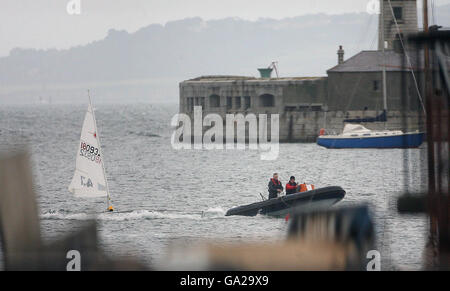 Eine kleine Yacht wird in den Hafen von Dun Laoghaire geschleppt, nachdem mehr als 100 Kinder aus der Irischen See gerettet wurden, nachdem sie während einer Juniorregatta vor der Küste von Dun Laoghaire, Co Dublin, ins Wasser gefegt wurden. Stockfoto