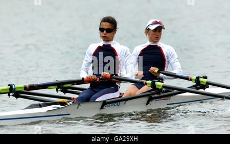 Die Briten Hester Goodsell (l) und Helen Casey (r) während Die leichten Frauen Doppelschädel Finale A Stockfoto