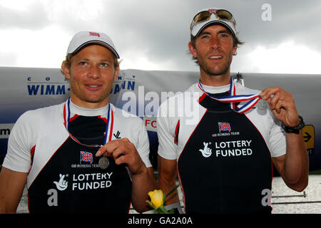 Rudern - Weltmeisterschaft 2007 - Bosbaan. Die Briten Matt Beechey (l) und Daniel Hart (r) mit ihren Medaillen, nachdem sie im leichten Herrenpaarfinale A gewonnen hatten Stockfoto