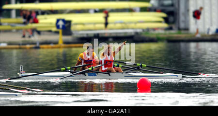 Rudern - Weltmeisterschaft 2007 - Bosbaan. Die Dänemarks Mads Rasmussen (l) und Rasmus Quist (r) feiern nach dem Sieg im leichtgewichtigen Doppel-Schädel-Finale Der Männer In A Stockfoto