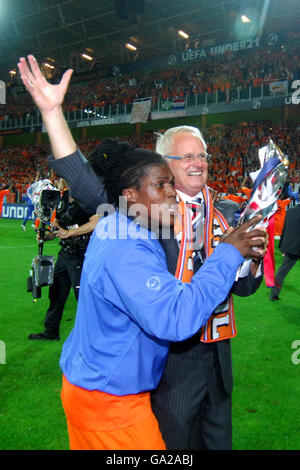 Fußball - UEFA U 21 Meisterschaft - Finale - Holland gegen Serbien - Euroborg Stadion. Der Holländer Royston Drenthe und Trainer Foppe De Haan feiern mit der Europameisterschaft unter 21 Stockfoto