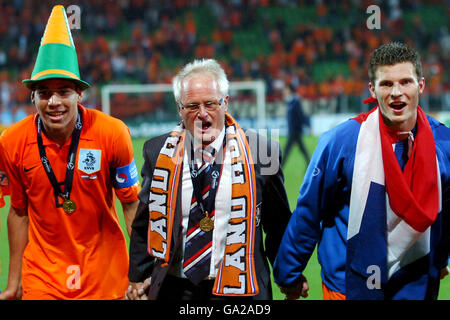 (l-r) die Holländer Hedwiges Maduro, Trainer Foppe De Haan und Erik Pieters feiern nach dem Gewinn der U-21-Europameisterschaft Stockfoto