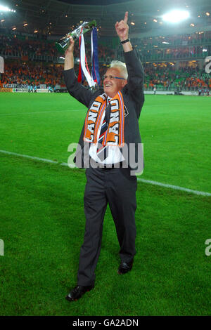 Hollands Trainer Foppe De Haan feiert mit dem europäischen Under 21 Trophäe Stockfoto