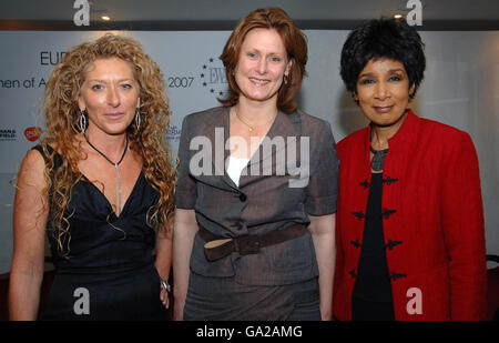 Sarah Brown (Mitte), Ehefrau von Premierminister Gordon Brown, bei den European Women of Achievement Awards 2007 im Grosvenor House in London. Abgebildet ist sie mit dem ehemaligen Newsreader Moira Stuart (rechts), der den Chairman's Award erhielt, und der Innenarchitektin Kelly Hoppen, die den Entrepreneur Award erhielt. Stockfoto