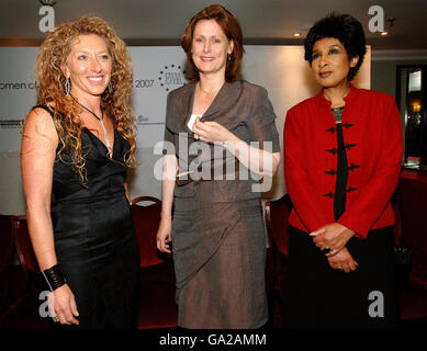 Sarah Brown (Mitte), Ehefrau von Premierminister Gordon Brown, bei den European Women of Achievement Awards 2007 im Grosvenor House in London. Abgebildet ist sie mit dem ehemaligen Newsreader Moira Stuart (rechts), der den Chairman's Award erhielt, und der Innenarchitektin Kelly Hoppen, die den Entrepreneur Award erhielt. Stockfoto