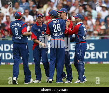 Der englische Kevin Pietersen (2. Rechts) feiert mit Matt Prior, Alastair Cook, Paul Collingwood und James Anderson, nachdem er die westindische Batsman Shivnarine Chanderpaul vor dem englischen Bowler Liam Plunkett während der 3. NatWest One Day Series International in Trent Bridge, Nottingham, getroffen hat. Stockfoto