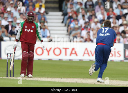 Liam Plunkett aus England nimmt das Dickicht des westindischen Schlagmanns Chris Gayle ein, der während der 3. NatWest One Day Series International in Trent Bridge, Nottingham gefangen und gewälzt wurde. Stockfoto