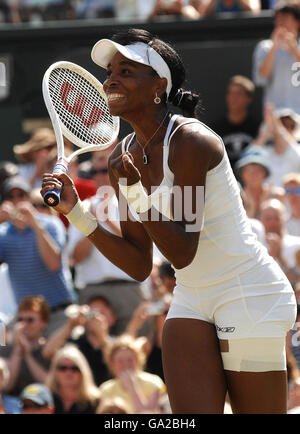 Die USA Venus Williams feiert den Sieg gegen die französische Marion Bartoli im Damenfinale während der All England Lawn Tennis Championship in Wimbledon. Stockfoto