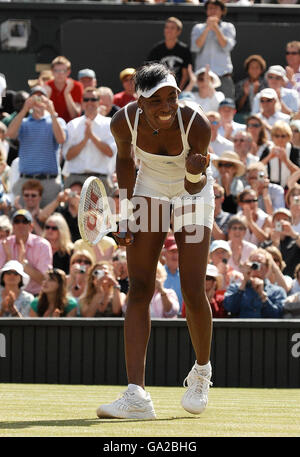 Die USA Venus Williams feiert den Sieg gegen die französische Marion Bartoli im Damenfinale während der All England Lawn Tennis Championship in Wimbledon. Stockfoto