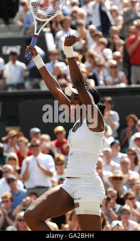 Die USA Venus Williams feiert den Sieg gegen die französische Marion Bartoli im Damenfinale während der All England Lawn Tennis Championship in Wimbledon. Stockfoto