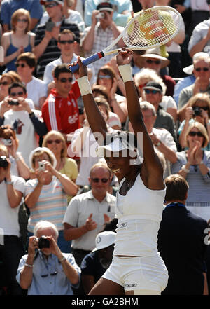 Die USA Venus Williams feiert den Sieg gegen die französische Marion Bartoli im Damenfinale während der All England Lawn Tennis Championship in Wimbledon. Stockfoto