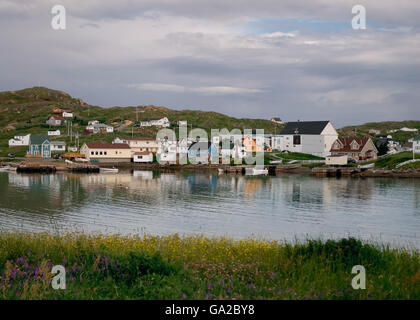 Neufundland outport Dorf im Ozean wider Stockfoto