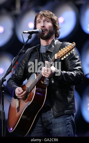 James Blunt tritt während des Benefizkonzerts im Wembley Stadium, London, auf. Stockfoto