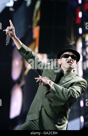 Adrock auf der Bühne während der Beastie Boys' Auftritt beim Benefizkonzert im Wembley Stadium, London. Stockfoto