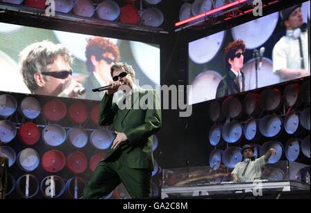 Live Earth Concert - London. MCA auf der Bühne während der Beastie Boys-Vorstellung beim Benefizkonzert im Wembley Stadium, London. Stockfoto