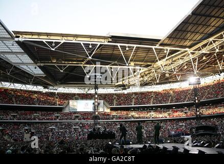 Die Beastie Boys treten beim Benefizkonzert im Wembley Stadium, London, auf. Stockfoto