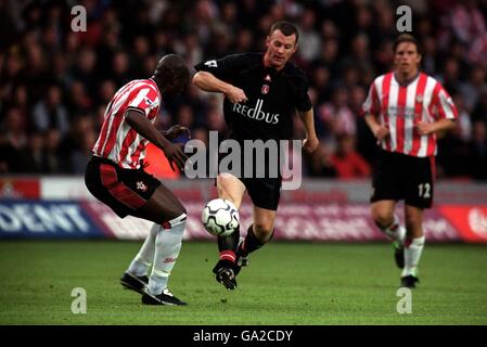 Graham Stuart von Charlton Athletic ist an Paul Williams von Southampton vorbeigefahren Stockfoto