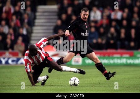 Graham Stuart von Charlton Athletic wird von Paul Williams von Southampton angegangen Stockfoto