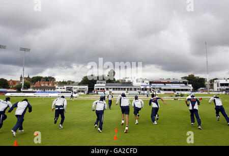 Die Mannschaft von India Cricket erwärmt sich vor dem letzten Tag des Tour-Spiels gegen Sussex auf dem County Ground in Hove. Stockfoto