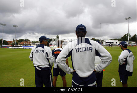 Cricket - Tour Match - Sussex gegen Indien - Hove. Die Mannschaft von India Cricket wärmt sich am County Ground in Hove vor dem letzten Tag des Tourmatches gegen Sussex auf. Stockfoto