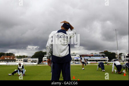 Cricket - Tour Match - Sussex gegen Indien - Hove. Die Mannschaft von India Cricket wärmt sich am County Ground in Hove vor dem letzten Tag des Tourmatches gegen Sussex auf. Stockfoto