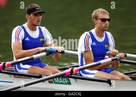 Die Franzosen Adrien Hardy (rechts) und Jean-Baptiste Macquet treten in der gegeneinander an Herren Doppelschädel - Heat 3 Stockfoto