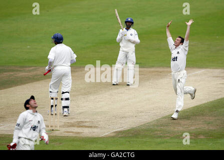 Sussex-Bowler James Kirtley (rechts) feiert sein 600. Wicket gegen Indien mit der Entlassung von Yuvraj Singh (links), der von Wicketkeeper Andy Hodd (unten) für 18 während des Tour-Spiels am County Ground, Hove, Sussex, gefangen wurde. Stockfoto