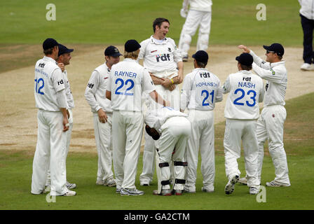 Sussex-Bowler James Kirtley feiert sein 600. Wicket gegen Indien mit der Entlassung von Yuvraj Singh, der von Wicketkeeper Andy Hodd für 18 während des Tour-Spiels auf dem County Ground, Hove, Sussex, gefangen wurde. Stockfoto