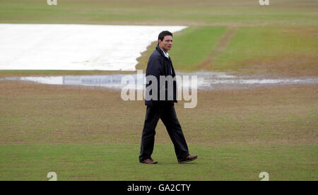 Cricket - Liverpool Victoria County Championship - Division One - Worcestershire / Kent - New Road. Der Schiedsrichter Richard Kettleborough geht vor dem Spiel der Liverpool Victoria County Championship in New Road, Worcester, vom Außenfeld aus. Stockfoto