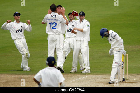 Sussex-Bowler Robin Martin Jenkins feiert die 33-er Dinesh Kartik lbw beim Tour Match auf dem County Ground, Hove, Sussex. Stockfoto